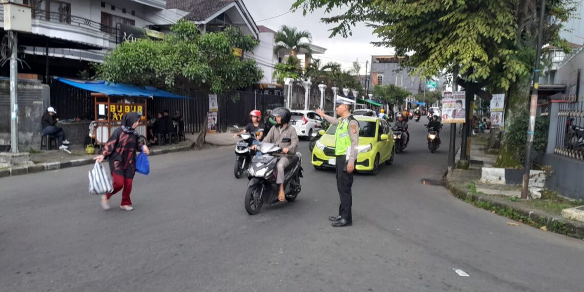 Polsek Warudoyong Gatur Lalu Lintas Pagi Bentuk Pelayanan Kepada Masyarakat Guna Terciptanya Kamseltibcar Lantas