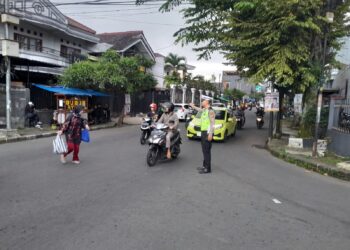 Polsek Warudoyong Gatur Lalu Lintas Pagi Bentuk Pelayanan Kepada Masyarakat Guna Terciptanya Kamseltibcar Lantas