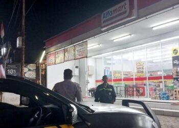 Bhabinkamtibmas Polsek Kadudampit Sambangi Minimarket, Cegah Gangguan Kamtibmas