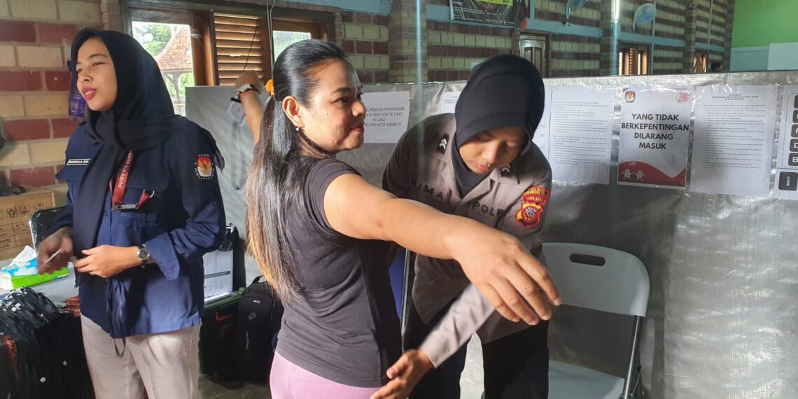 Polsek Warudoyong Kerahkan Sejumlah Personelnya Untuk Amankan Kegiatan Penyortiran Dan Pelipatan Surat Suara Pemilu 2024
