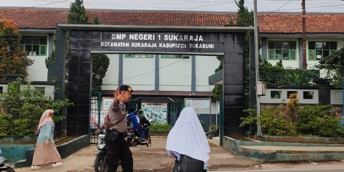 Bantu Anak Anak Sekolah Menyeberang, Guna Ciptakan Kamseltibcarlantas Yang Kondusif Polsek Sukaraja Lakukan Gatur Pagi