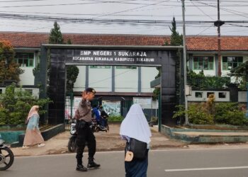 Bantu Anak Anak Sekolah Menyeberang, Guna Ciptakan Kamseltibcarlantas Yang Kondusif Polsek Sukaraja Lakukan Gatur Pagi
