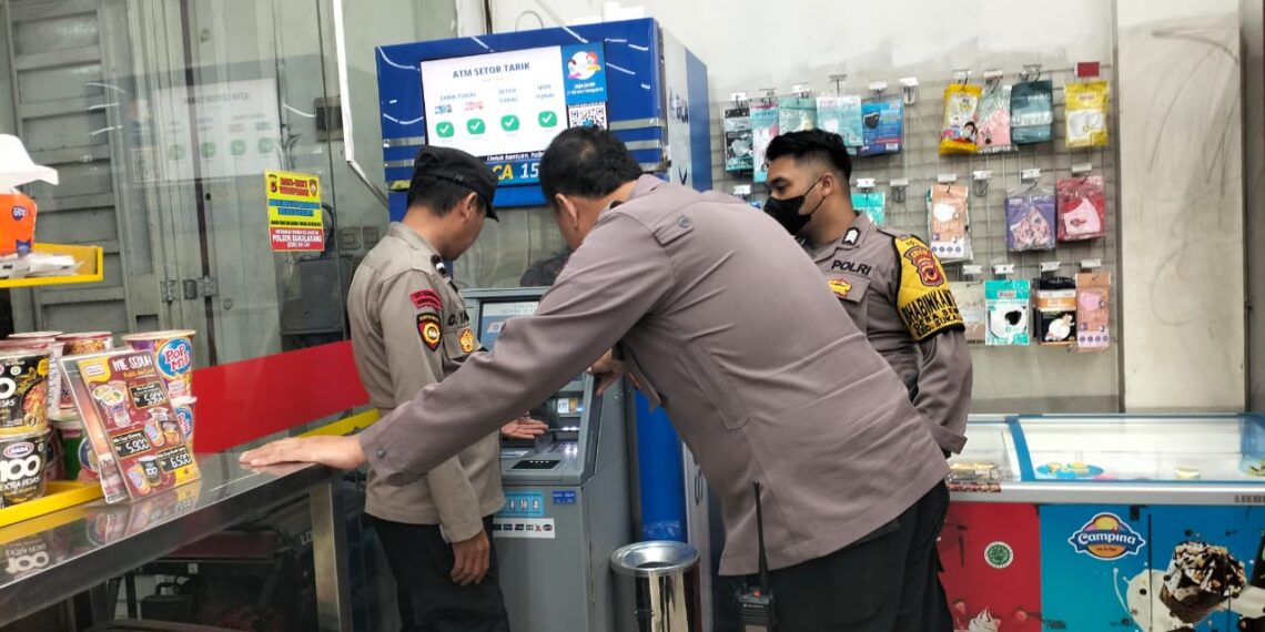 Polisi Polsek Sukalarang Patroli Malam Hari Kontrol ATM BRI Cegah Kejahatan Perbankan