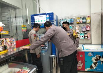 Polisi Polsek Sukalarang Patroli Malam Hari Kontrol ATM BRI Cegah Kejahatan Perbankan