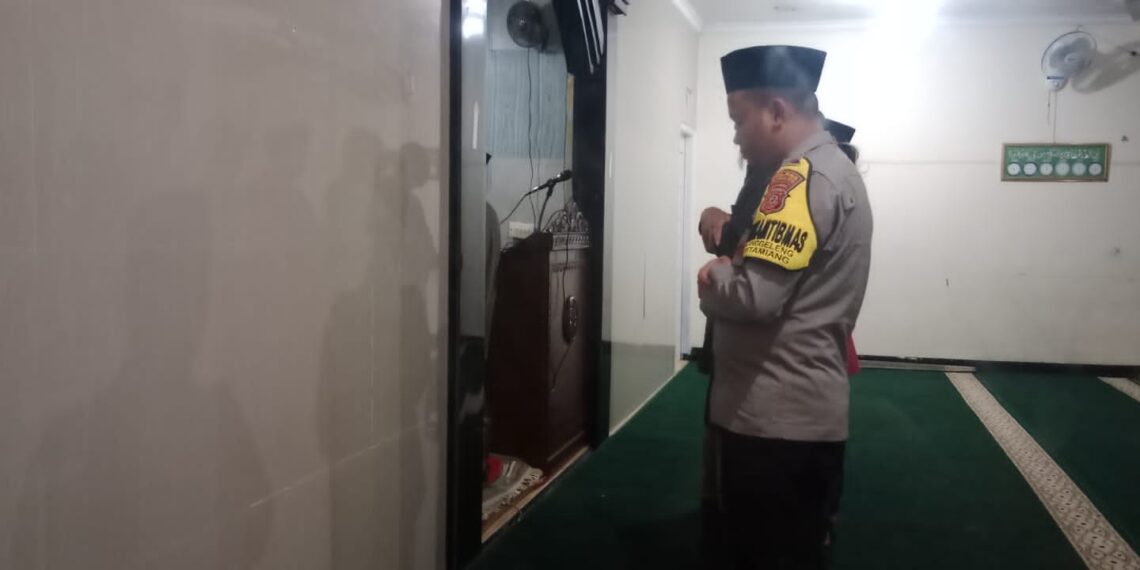 Bhabinkamtibmas Kelurahan Nanggeleng Polsek Citamiang Shalat Subuh Berjamaah Bersama Di Bertempat Di Mesjid Al Ihklas