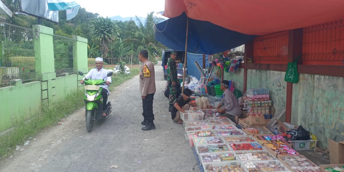 Bhabinkamtibmas Polsek Kadudampit dialogis dengan masyarakat