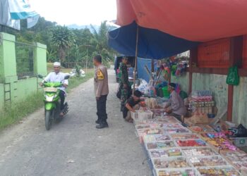 Bhabinkamtibmas Polsek Kadudampit dialogis dengan masyarakat