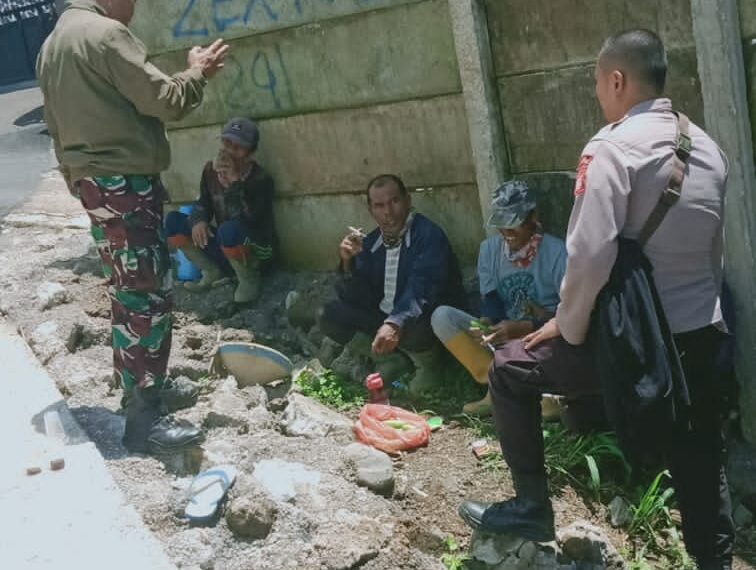 Bhabinkamtibmas Desa Perbawati Polsek Sukabumi Sinergitas dengan TNI Babinsa Koramil Sukabumi Kota Melaksanakan kegiatan Dialogis dan Sambang