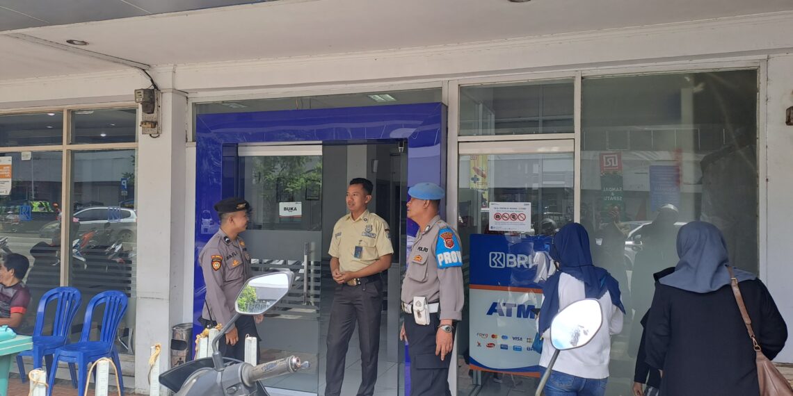 Guna mlenciptakan keamanan dan kondusif, Polsek Citamiang Patroli Dialogis dan Sambangi Warga.