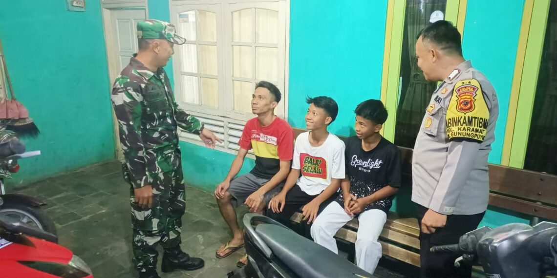 Peran Aktif Bhabinkamtibmas Polsek Gunungpuyuh Sambangi Anak Muda Yang Nongkrong