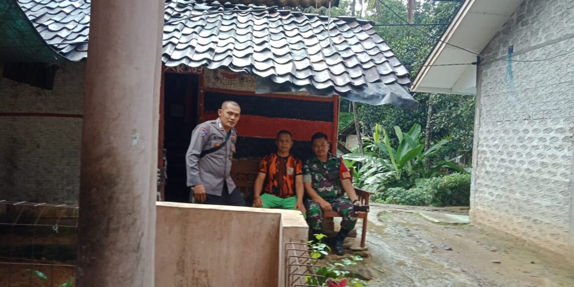 Bhabinkamtibmas Polsek Cireunghas Polres Sukabumi Kota Bersama Babinsa Sambangi Ketua RT