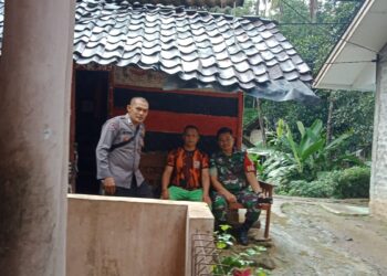 Bhabinkamtibmas Polsek Cireunghas Polres Sukabumi Kota Bersama Babinsa Sambangi Ketua RT