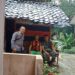 Bhabinkamtibmas Polsek Cireunghas Polres Sukabumi Kota Bersama Babinsa Sambangi Ketua RT