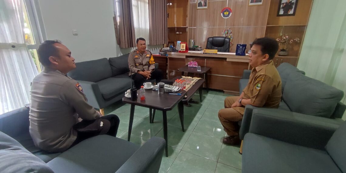 Bhabinkamtibmas Polsek Sukaraja Silaturahmi Ke Beberapa Sekolah