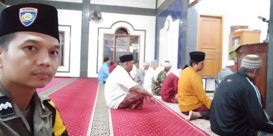 Bhabinkamtibmas Kelurahan Cikondang Polsek Citamiang Sholat Subuh Berjamaah.