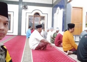 Bhabinkamtibmas Kelurahan Cikondang Polsek Citamiang Sholat Subuh Berjamaah.