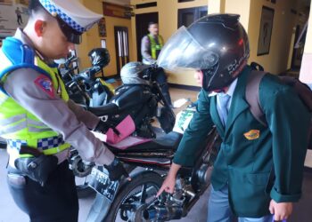 Sosialisasi dan Penerbitan Knalpot Brong Unit Lantas Polsek Cisaat Beri Edukasi Pada Pelajar