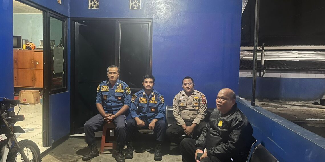 Unit Samapta Polsek Cisaat  dialogis dengan petugas pemadam kebakaran sampaikan himbauan kamtibmas