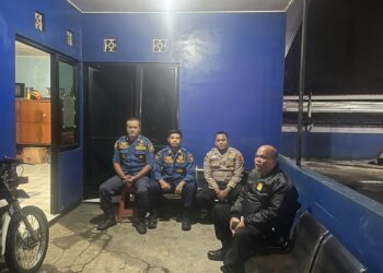 Unit Samapta Polsek Cisaat dialogis dengan petugas pemadam kebakaran sampaikan himbauan kamtibmas