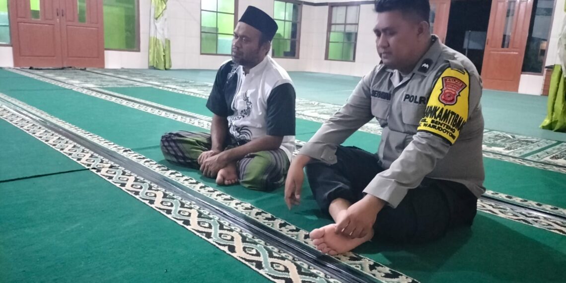Polsek Warudoyong Lakukan Sholat Subuh Berjama’ah Bersama Warga Di Masjid Al Barokah Kec Warudoyong