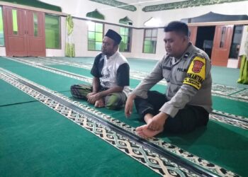 Polsek Warudoyong Lakukan Sholat Subuh Berjama’ah Bersama Warga Di Masjid Al Barokah Kec Warudoyong