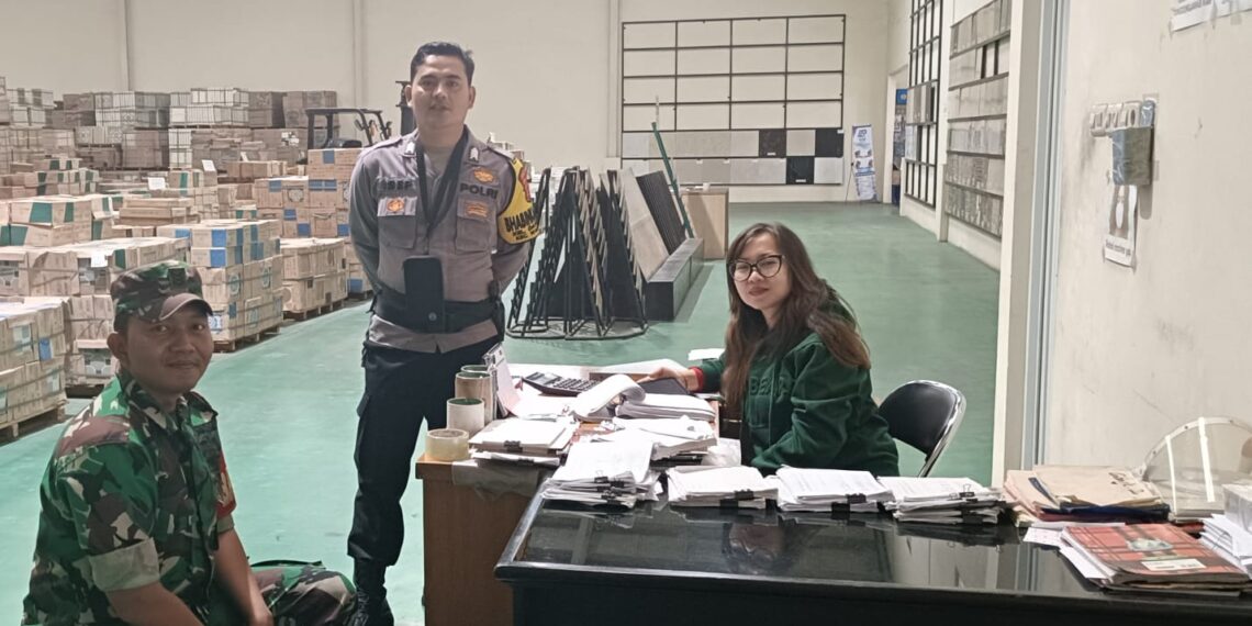 Babinkamtibmas bersinergi dengan Babinsa Sambangi Warga dan Berikan Imbauan Kamtibmas