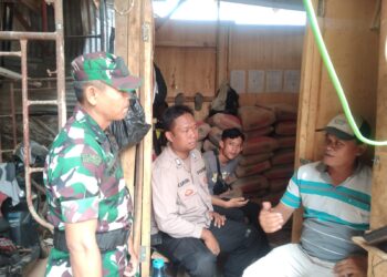 Bhabinkamtibmas Bersinergi dengan Babinsa Sambangi Warga Untuk Tingkatkan Harkamtibmas