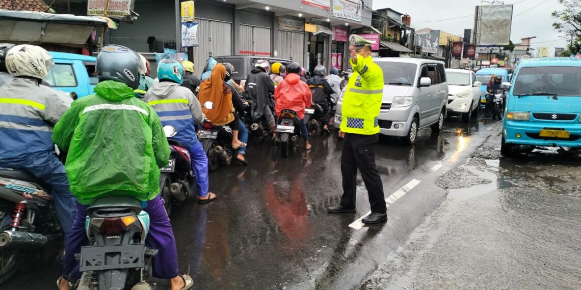 Unit Lantas Polsek Sukalarang Melaksanakan Gatur Lalin Saat Jam Masuk Karyawan