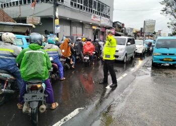 Unit Lantas Polsek Sukalarang Melaksanakan Gatur Lalin Saat Jam Masuk Karyawan