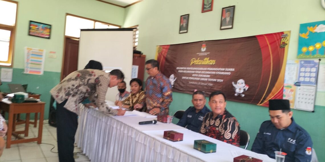 Sinirgitas TNI-POLRI Bhabinkamtibmas bersama Babinsa Kelurahan Tipar menghadiri Pelantikan Kelompok Penyelenggaraan Pemungutan Suara pada Kelurahan Tipar.