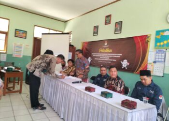 Sinirgitas TNI-POLRI Bhabinkamtibmas bersama  Babinsa Kelurahan Tipar menghadiri Pelantikan Kelompok Penyelenggaraan Pemungutan Suara pada Kelurahan Tipar.