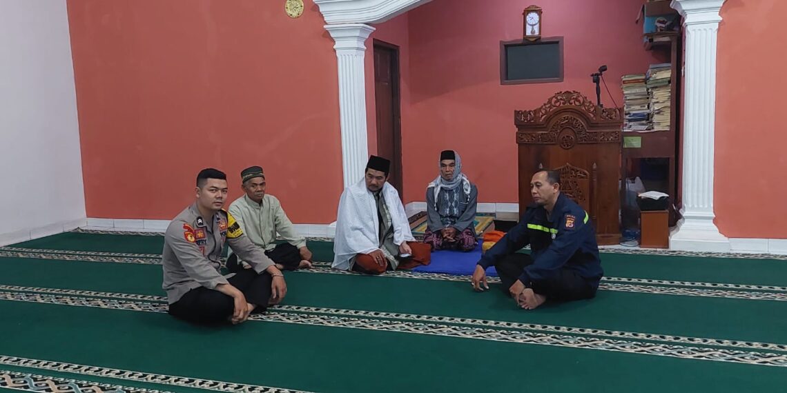 Bhabinkamtibmas Polsek Kadudampit sampaikan himbauan Kamtibmas setelah shalat subuh berjamaah