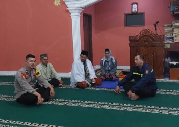 Bhabinkamtibmas Polsek Kadudampit sampaikan himbauan Kamtibmas setelah shalat subuh berjamaah