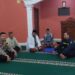 Bhabinkamtibmas Polsek Kadudampit sampaikan himbauan Kamtibmas setelah shalat subuh berjamaah