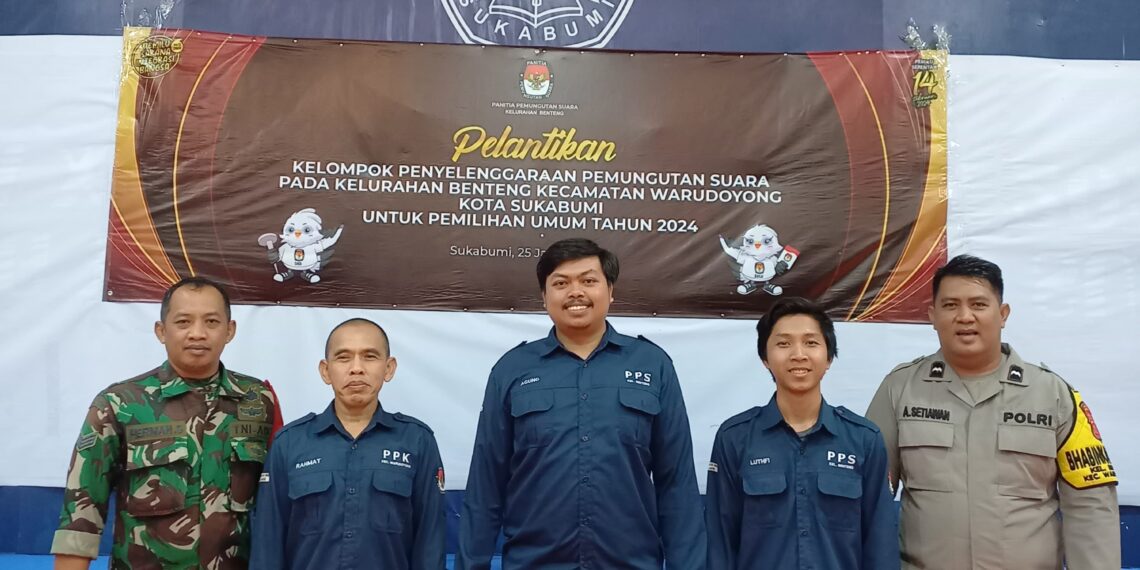 Bhabinkamtibmas Kel Benteng Hadiri Acara Pelantikan Kelompok Penyelenggara Pemungutan Suara (KPPS) Tingkat Kelurahan Warudoyong Ta 2024.