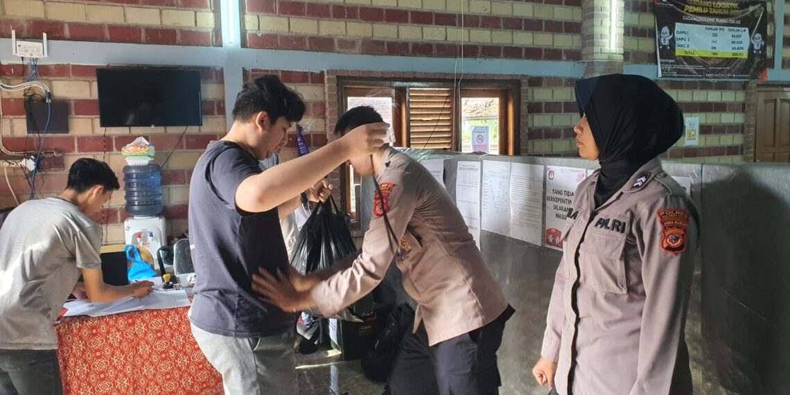 Amankan Kegiatan Penyortiran Dan Pelipatan Surat Suara Pemilu 2024, Polsek Warudoyong Kerahkan Sejumlah Personelnya