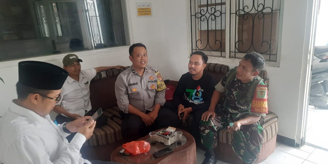 Jalin Kebersamaan, Bhabinkamtibmas Polsek Cireunghas Polres Sukabumi Kota Bersama Babinsa Silaturahmi Dengan Perangkat Desa