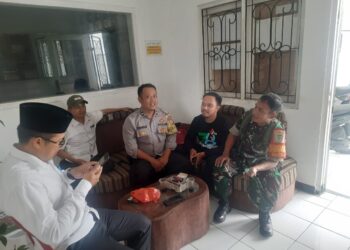 Jalin Kebersamaan, Bhabinkamtibmas Polsek Cireunghas Polres Sukabumi Kota Bersama Babinsa Silaturahmi Dengan Perangkat Desa