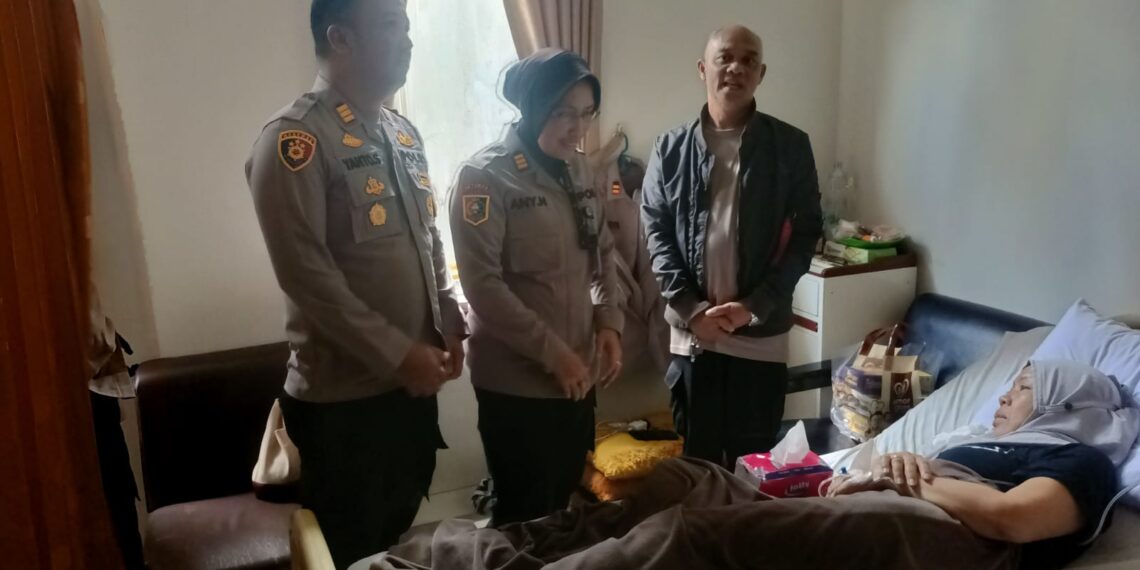 Wujud perhatian Kapolsek Cisaat Menjenguk Istri Anggotanya Yang Sedang Sakit