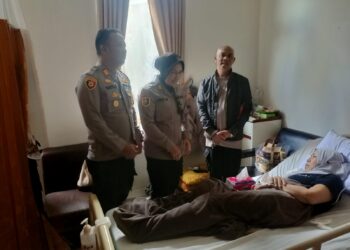 Wujud perhatian Kapolsek Cisaat Menjenguk Istri Anggotanya Yang Sedang Sakit