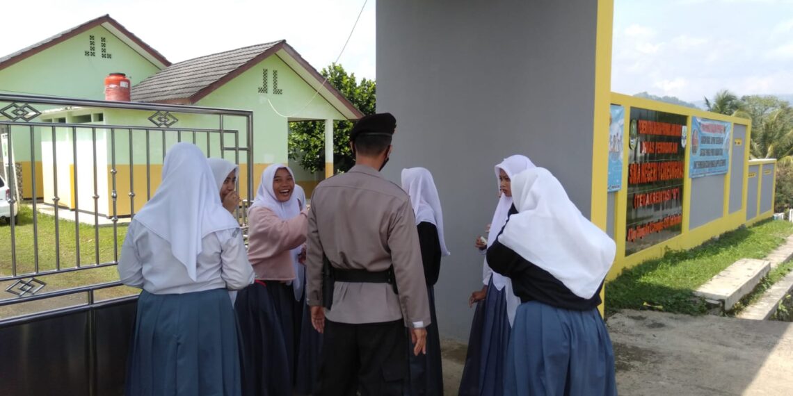 Anggota Unit Samapta Polsek Cireunghas Melaksanakan Kegiatan Police Goes To School