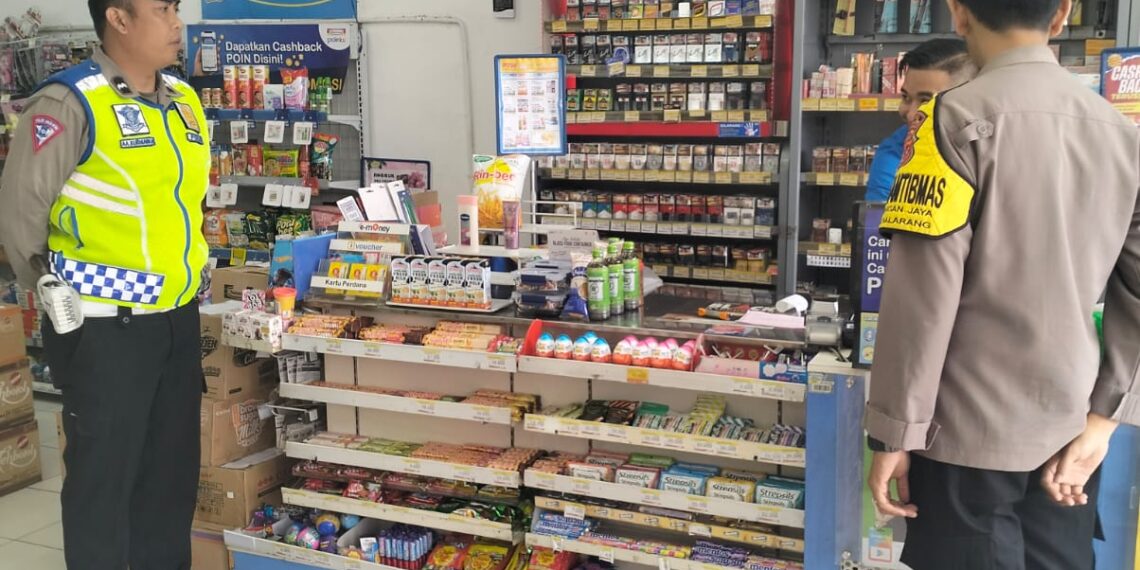 Sampaikan Himbauan Kamtibmas Kepada Karyawan Minimarket saat Patroli Siang
