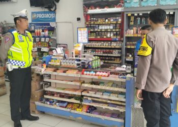 Sampaikan Himbauan Kamtibmas Kepada Karyawan Minimarket saat Patroli Siang