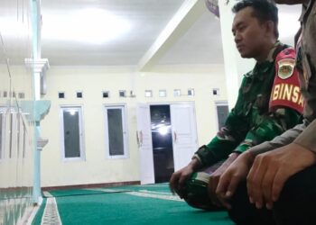 Bhabinkamtibmas Lakukan Sholat Subuh Berjama’ah Bersama Warga