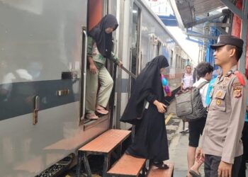 Petugas Pos Pelayanan  Polsek Cisaat Lakukan Pengamanan di Stasiun Kereta Api