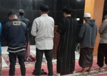 Bhabinkamtibmas Polsek Sukalarang Jalin Persaudaraan Shalat Subuh Berjamaah Dengan Warga