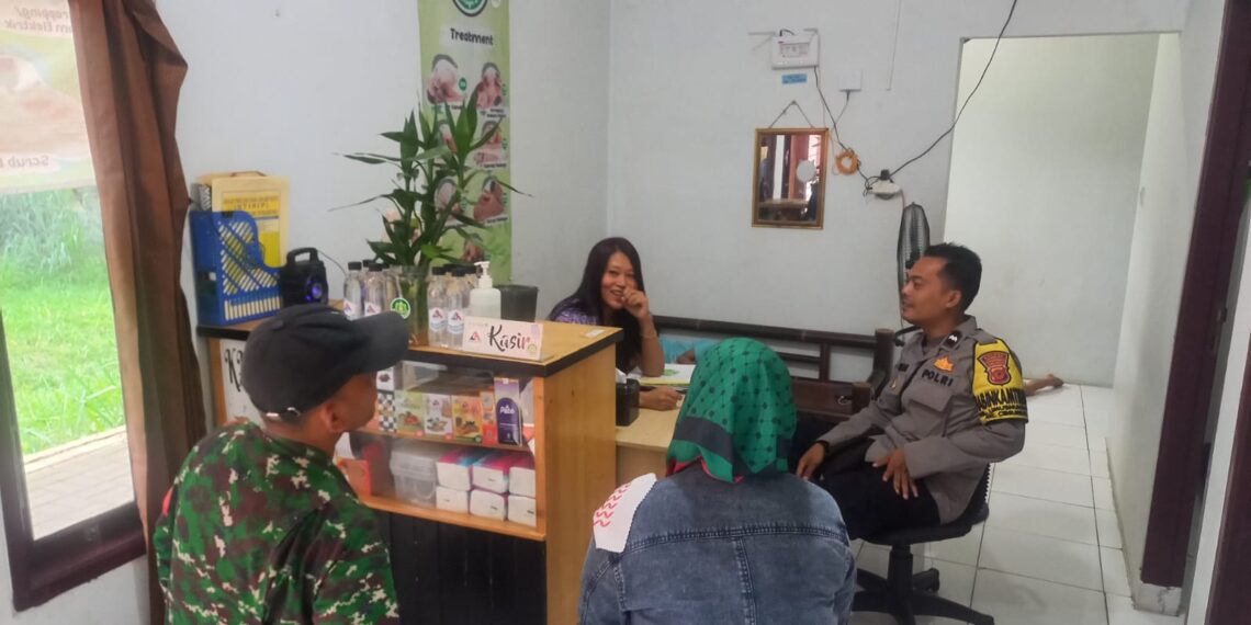 Sampaikan Pesan Kamtibmas Bhabinkamtibmas Polsek Cibeureum dan Babinsa Silaturahmi Dengan Warga Masyarakat