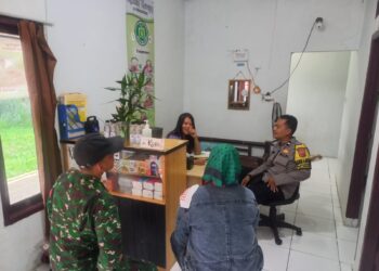 Sampaikan Pesan Kamtibmas Bhabinkamtibmas Polsek Cibeureum dan Babinsa Silaturahmi Dengan Warga Masyarakat