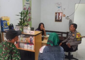 Silaturahmi Dengan Warga Masyarakat Sampaikan Pesan Kamtibmas Bhabinkamtibmas Polsek Cibeureum dan Babinsa