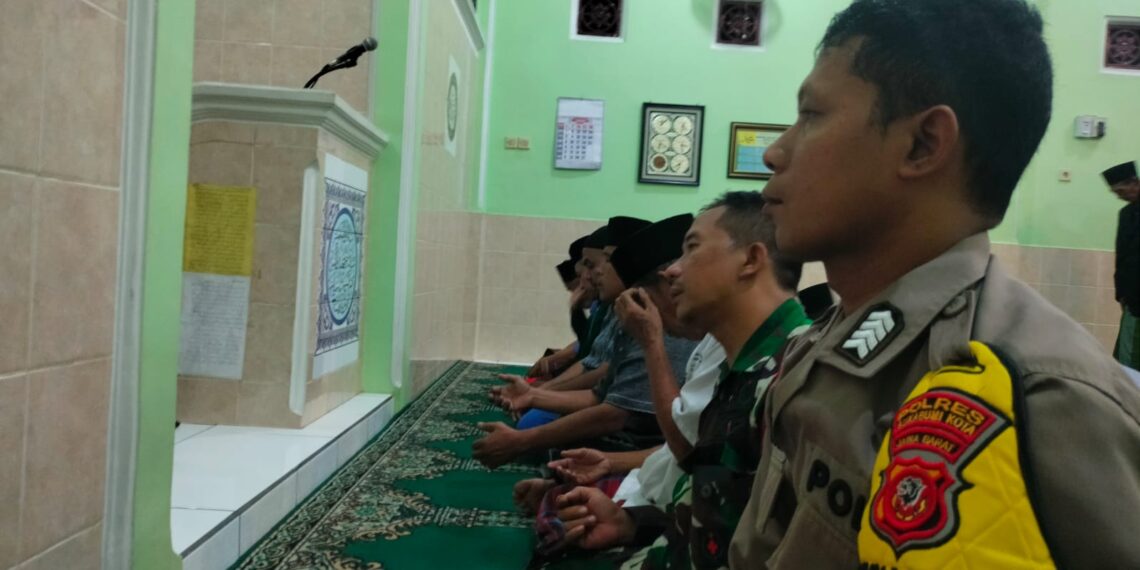 Sinirgitas TNI-POLRI Bhabinkamtibmas bersama Babinsa Kelurahan Tipar Sholat Subuh Berjamaah.